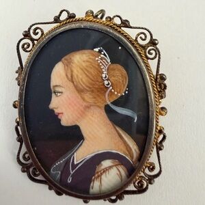 Vintage Hand Painted by a single thread 🪡 Brooch